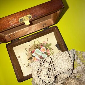 Antique Wooden Jewelry Box w/ lot of handmade doilies